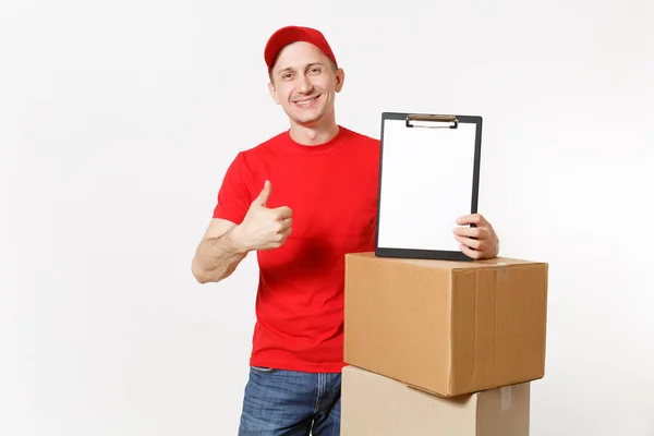 Entrega homem em uniforme vermelho isolado no fundo branco. Correio masculino na tampa, caneta de retenção de t-shirt, área de transferência com documento de papéis, preencher folha vazia em branco, caixa de papelão. A receber o pacote. Espaço de cópia — Fotografia de Stock