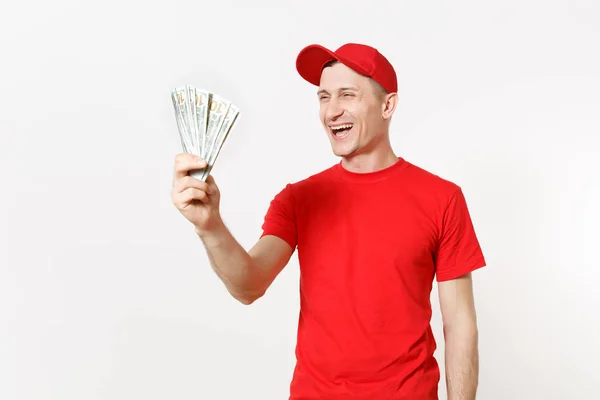 Чоловік в червоній формі ізольований на білому тлі. Професійний усміхнений чоловік у шапці, футболка, що працює кур'єром або дилером, тримає пакет доларів, готівкові гроші. Копіювати простір для реклами . — стокове фото