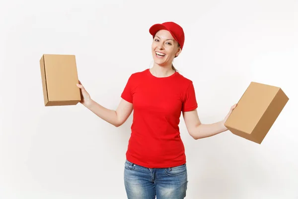 Dostawy uśmiechający się kobieta w czerwieni jednolite na białym tle. Kobieta w WPR, t-shirt, dżinsy, Praca jako Kurier lub dealera gospodarstwa kartony. Odbiera pakiet. Miejsce na reklamę. — Zdjęcie stockowe