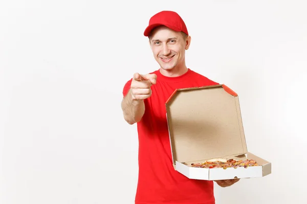 Entrega homem sorridente em uniforme vermelho isolado no fundo branco. Homem pizzaman em boné, t-shirt trabalhando como correio ou comerciante segurando pizza italiana em caixa plana de papelão. Espaço de cópia para propaganda . — Fotografia de Stock