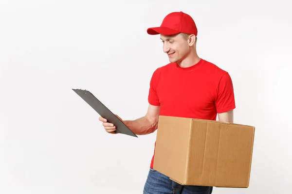 Delivery man in rode uniform geïsoleerd op een witte achtergrond. Mannelijke courier in GLB, t-shirt bedrijf pen, Klembord met papieren document, opvulling leeg leeg vel, kartonnen doos. Het ontvangen pakket. Kopiëren van ruimte — Stockfoto