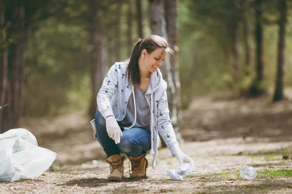 Joven mujer sonriente en ropa casual, guantes de limpieza de basura i — Foto de Stock
