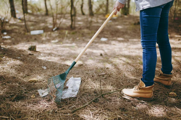 Cortado Mujer joven en ropa casual limpieza basura usando rak — Foto de Stock