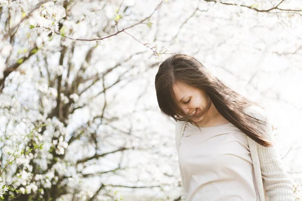 Jeune femme détendue belle avec la tête baissée et les yeux fermés — Photo