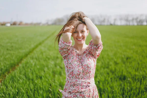 Giovane donna carina sorridente con i capelli svolazzanti in un modello leggero — Foto Stock
