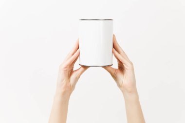 Beyaz arka plan üzerinde izole kopya alanı ile boş boya teneke kutu dikey tutan eller, yakın çekim. Aletleri, yenileme daire oda için araçlar. Onarım ev concept. Reklam alanı