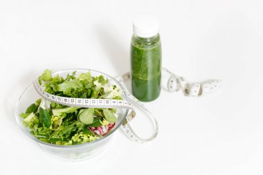 Yeşil Detoks smoothies, sebze salatası cam kapta beyaz arka plan üzerinde izole ölçüm bandı terzi. Doğru beslenme, Vejetaryen Gıda, sağlıklı yaşam, diyet yemek. Diyabet diyet kavramı