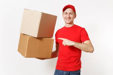 Teslimat genç adam beyaz arka plan üzerinde izole kırmızı üniforma. Cap, t-shirt, erkek kot pantolon kurye veya satıcı holding olarak çalışma karton kutular boş. Paket alma. Kopya alanı reklam için