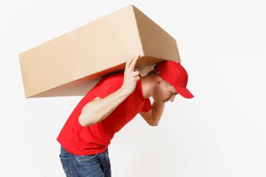 Beyaz arka plan üzerinde izole kırmızı üniformalı teslimatçı. Erkek şapka, tişört, kot pantolon kurye veya satıcı holding büyük büyük ağır karton kutu çalışıyor. Paket alma. Kopyalama alanı reklam