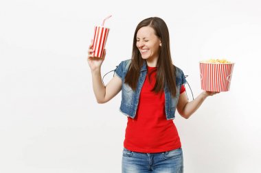 Film film izlerken, holding Kova patlamış mısır ve kola veya kola beyaz arka plan üzerinde izole plastik kap kapalı gözler genç gülmek çekici kadın portresi. Sinema kavramı duygular