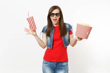 Kova patlamış mısır, plastik bardak kola veya kola, eller yayılan tutan genç şok tahriş kadın 3d gözlük film filmi izlerken portresi beyaz arka plan üzerinde izole. Sinema duygular