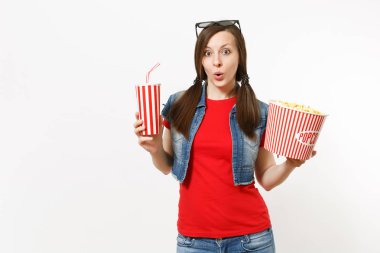 3d gözlük film film izlerken, Kova patlamış mısır ve kola veya kola beyaz arka plan üzerinde izole plastik bardak tutan genç komik çekici kadın portresi. Sinema kavramı duygular