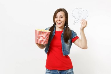 Film film izlerken, ampul, fikir ve Kova patlamış mısır beyaz arka plan üzerinde izole say bulut holding rahat kıyafetler içinde genç gülümseyen kadın portresi. Sinema kavramı duygular