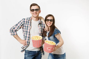 Genç çift, kadını ve Kova patlamış mısır, holding adam 3d gözlük ve rahat kıyafetler tarihte, film film izlerken gülümseyen mutlu beyaz arka plan üzerinde istirahat izole. Sinema kavramı duygular.