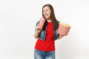 Film film izlerken, Kova patlamış mısır, holding rahat kıyafetler içinde genç gülümseyen güzel kadın plastik bardak kola veya kola beyaz arka plan üzerinde izole içme portresi. Sinema duygular