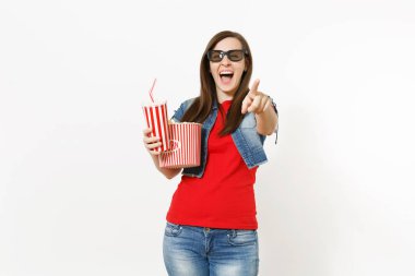 Kova patlamış mısır ve kola veya kola, plastik bardak tutan genç gülmek kadın 3d gözlük film filmi izlerken beyaz arka plan üzerinde izole kamera işaret parmağı işaret. Sinema duygular