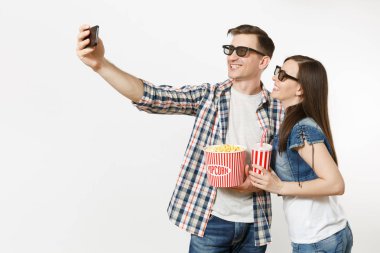 Genç çift, kadını ve Kova patlamış mısır ve kola veya kola, holding adam 3d gözlük tarihte, film film izlerken selfie cep telefonu beyaz arka plan üzerinde izole yapıyor. Sinema duygular