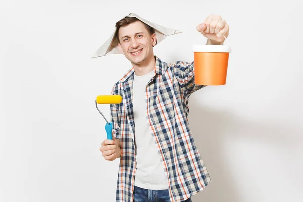 Hombre Sonriente Sombrero Periódico Sosteniendo Rodillo Pintura Para Pintura Pared — Foto de Stock