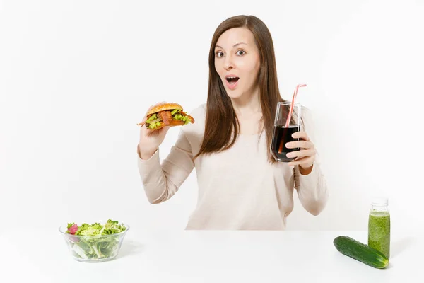 Vrouw Aan Tafel Met Groene Detox Smoothies Salade Met Komkommer — Stockfoto