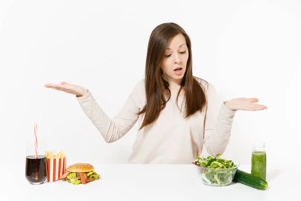 Vrouw Verspreiding Van Handen Met Groene Detox Smoothies Salade Met — Stockfoto