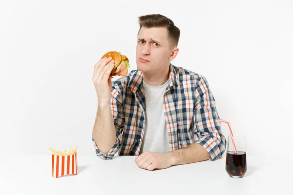 Divertido Jovem Faminto Comendo Hambúrguer Sentado Mesa Com Batatas Fritas — Fotografia de Stock