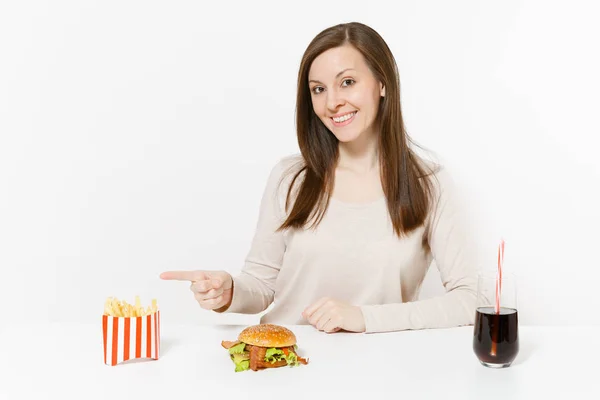 Mooie Jonge Vrouw Zittend Aan Tafel Met Hamburger Frietjes Glazen — Stockfoto