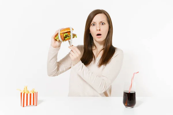 Asztalnál Tart Burger Törő Mérőszalag Körül Sült Krumpli Cola Elszigetelt — Stock Fotó