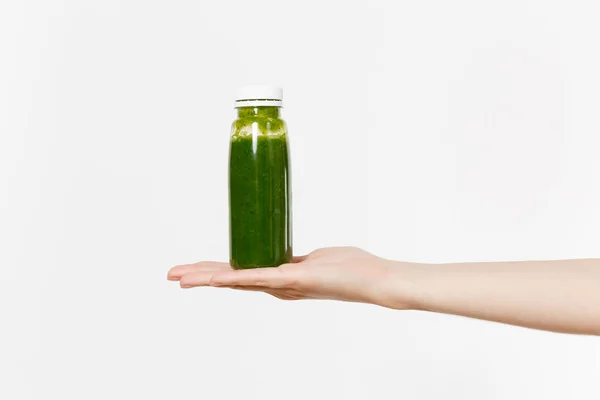 关闭女性手持绿色排毒冰沙在瓶中隔绝白色背景 适当的营养 素食饮料 健康的生活方式 节食的概念 复制空间的广告区域 — 图库照片