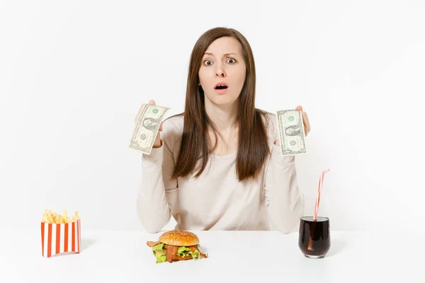 Vrouw Zitten Aan Tafel Met Twee Dollarbiljetten Burger Frietjes Cola — Stockfoto
