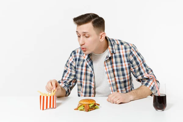 Schöner Junger Mann Hemd Sitzt Tisch Mit Burger Pommes Frites — Stockfoto
