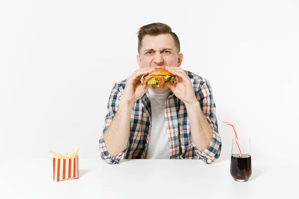 Divertente Giovanotto Affamato Che Mangia Hamburger Seduto Tavola Con Patatine — Foto Stock