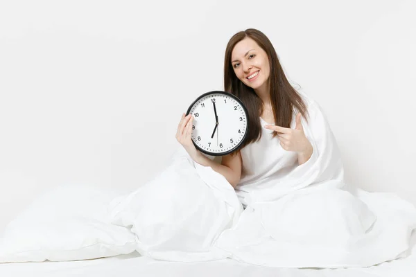 Jeune Femme Assise Lit Avec Horloge Ronde Drap Blanc Oreiller — Photo