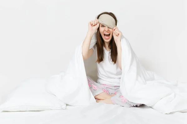 Mujer Joven Cansada Divertida Sentada Cama Con Máscara Para Dormir — Foto de Stock