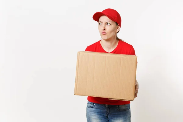 分娩疲惫的伤心女人穿着红色制服在白色背景上被隔离 女性在帽子 牛仔裤工作作为信使或经销商持有纸板箱 接收包 复制广告空间 — 图库照片