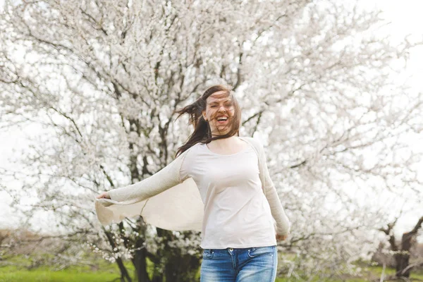 Ung Glad Skrattande Känslomässiga Vacker Kvinna Ljus Casual Kläder Sprida — Stockfoto