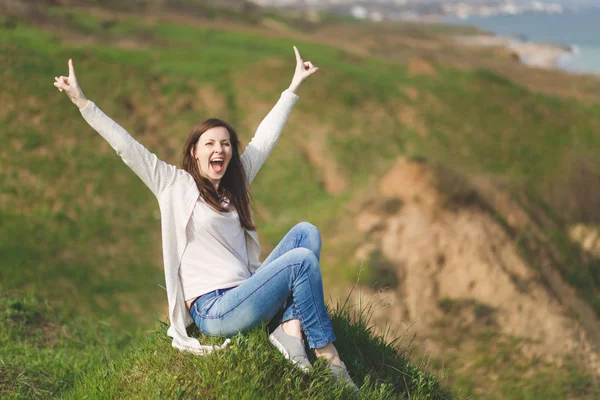 Joven Mujer Alegre Alegre Con Ropa Informal Ligera Sentada Hierba — Foto de Stock