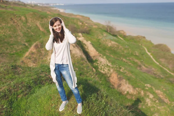 Joven Mujer Hermosa Sonriente Ropa Casual Ligera Con Auriculares Escuchando — Foto de Stock