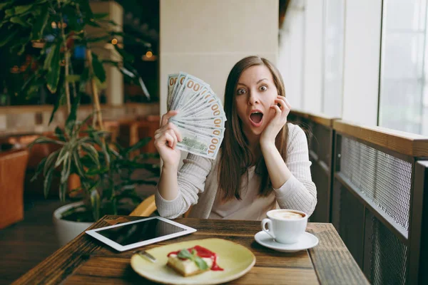 Mujer Sentada Sola Cafetería Mesa Con Paquete Dólares Dinero Efectivo —  Fotos de Stock