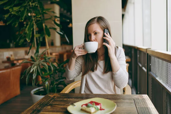 Junge Frau Sitzt Allein Café Tisch Mit Einer Tasse Cappuccino — Stockfoto