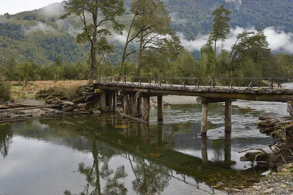 Puente de madera abandonado — Foto de Stock