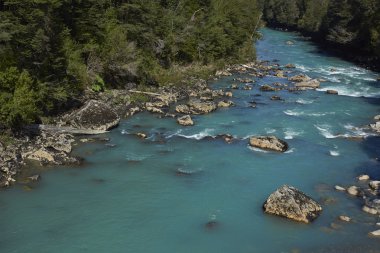 Dağlardaki güzel nehir manzarası