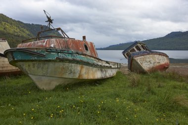terk edilmiş balıkçı teknesi