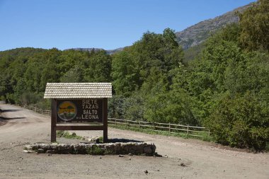 PARK ULUSAL RADAL SIETE TAZAS, MAULE, ŞİLİ - 4 Kasım 2016: Şili, Maule 'deki Parque Nacional Radal Siete Tazas' ın girişindeki yol kenarında imza
