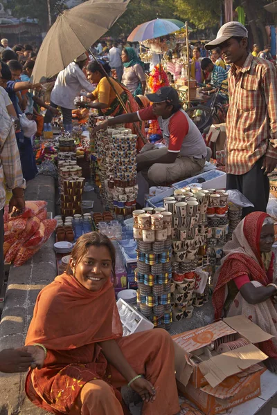 Prodej nádobí na pouliční trh v Indii — Stock fotografie