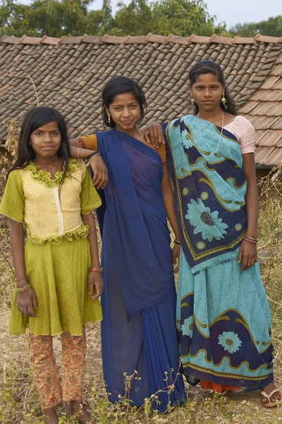 Trio van jonge Indiase vrouwen — Stockfoto