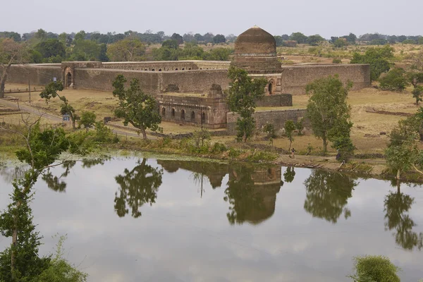 A dombtetőn épült erőd Mandu sírja — Stock Fotó