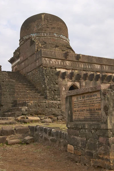 Hrob v kopci pevnost Mandu — Stock fotografie