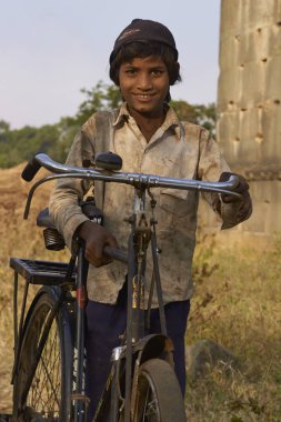 Jaisalmer, Rajasthan, Hindistan - 19 Şubat 2008: kırsal alanda bisikleti olan sevimli çocuk