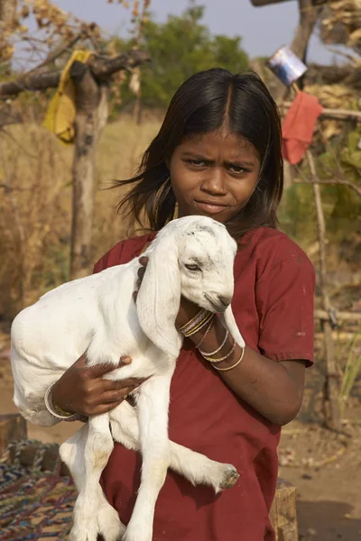 Jeune fille tenant une chèvre enfant — Photo