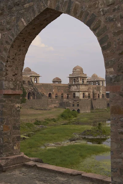 Jahaz Mahal i mandusås — Stockfoto